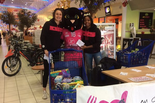 Les joueuses Claire Scheid et Fanta Keita entourent Panthera, la mascotte du club, pour cette dixième édition de la collecte.