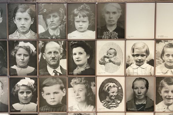 Le mur des martyrs d'Oradour-sur-Glane.