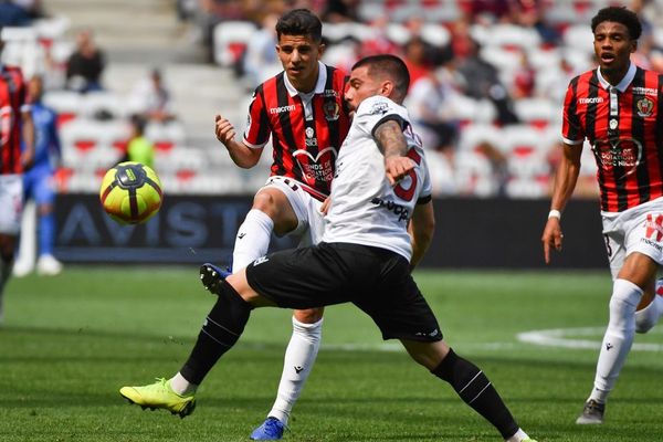 Le défenseur niçois Youcef Atal opposé au défenseur guingampais Rebocho lors du match de championnat entre l'OGC Nice et l'En Avant Guingamp au Allianz Riviera stadium à Nice - 28/04/2019
