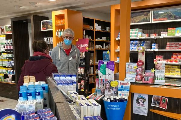 Fabrice Mathieu est pharmacien à Neuvéglise-sur-Truyère dans le Cantal.