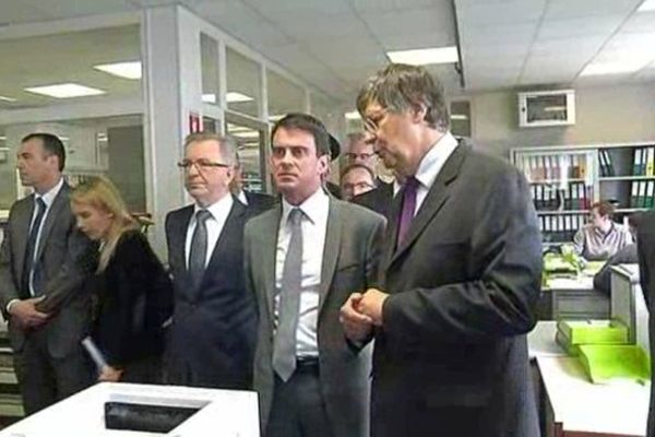 Manuel Valls visitant l'entreprise Sacred installée à St Lubin les Joncherets (Eure-et-Loir)