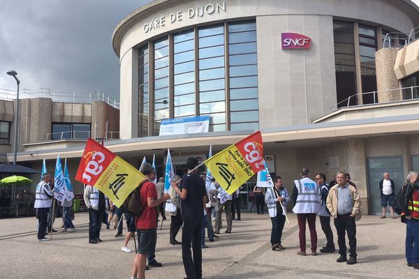 Les manifestants se sont retrouvés devant la gare de Dijon avant de prendre la direction du conseil régional. 