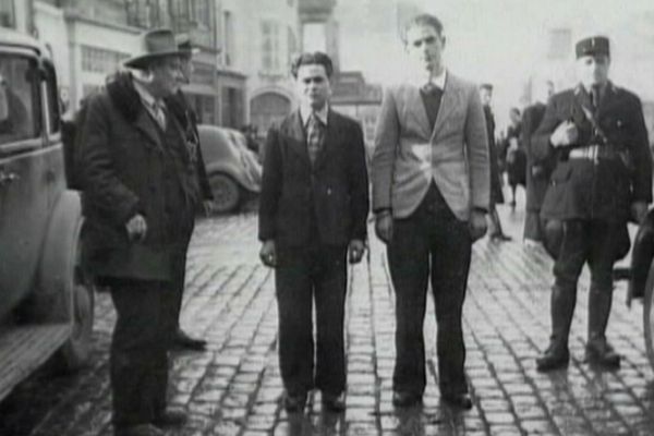 de gauche à droite Gabriel Thiennot et Raymond Mis devant le palais de justice de Poitiers en 1948