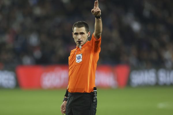 Bastien Dechepy, l'arbitre de la rencontre. Jean-Pierre Rivère n'a pas caché son agacement face à ses décisions prises en concertation avec ses collègues de l'assistance-vidéo.