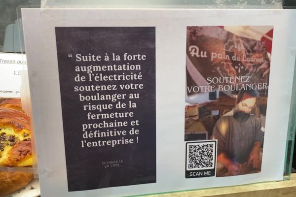 Un des deux derniers artisans boulangers de Castelanudary dans l'Aude vit sous la menace permanente d'une coupure de son électricité. Ses factures ont triplé depuis un an et les dettes s'accumulent. Il en vient à travailler la nuit pour tenter de réduire ses dépenses. Il a lancé une cagnotte en ligne.