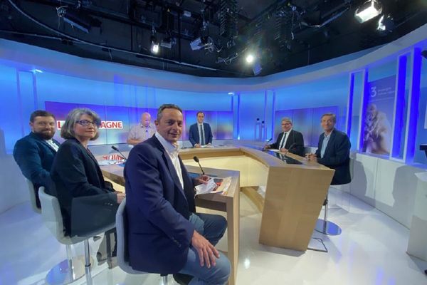 A quelques jours du premier tour des élections départementales, un débat a été organisé entre cinq candidats du Cantal.