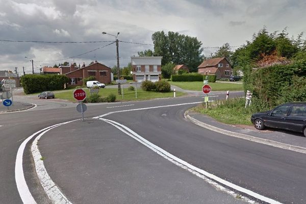 Villereau : le stop et l'intersection entre les CD 951 et 932