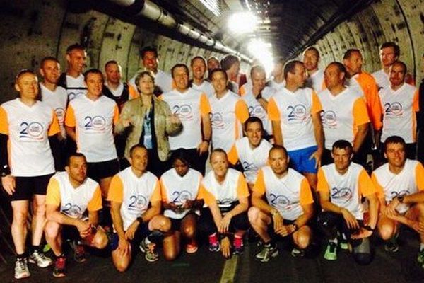 Les salariés d'Eurotunnel au départ du semi-marathon dans le tunnel de service.