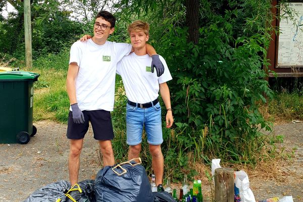 Félix Chefdor à gauche et Killian Le Guyader à droite après une collecte de déchets aux étangs d'Apigné à Rennes.
