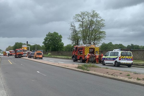 Dispositif de sécurité des policiers et pompiers à Villecresnes (Val-de-Marne) suite à une collision entre une un poids-lourd et une ambulance des Sapeurs-pompiers de Paris. Photo Marion Lompageu.