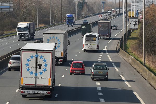 Le conducteur de la voiture en contre-sens a percuté une camionnette (illustration)