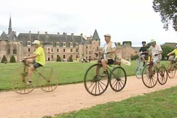 Retour vers le 19ème siècle pour ces amateurs collectionneurs de cycles anciens