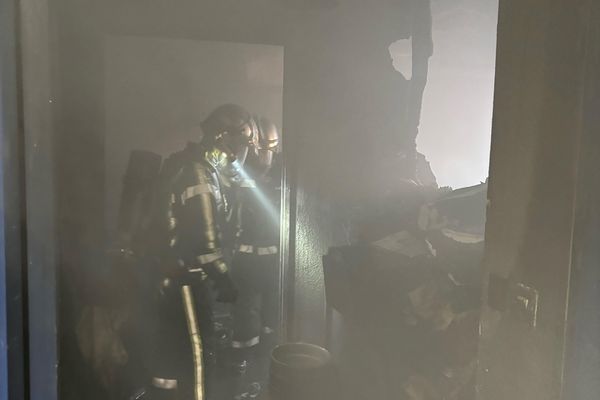 Une femme de 52 ans est décédée dans l'incendie de son appartement à Nîmes dans la nuit du mardi 11 au mercredi 12 juin 2024.