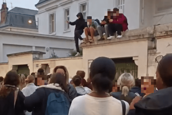 Manifestations devant un lycée à Tours