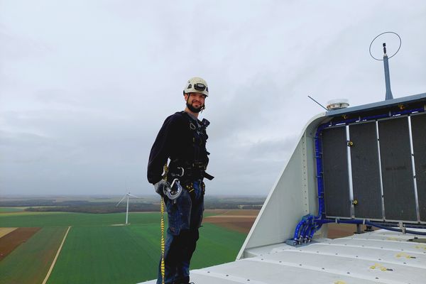 Maxime Gay au sommet de l'éolienne E11 du parc de Bonneval, en Eure-et-Loir.