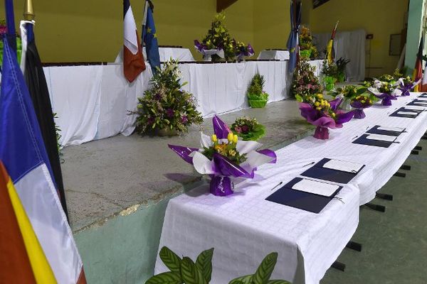 Des livres de condoléances et des drapeaux en berne ont été installés dans le gymnase de la Seyne-les-Alpes qui va accueillir les familles des 150 victimes.