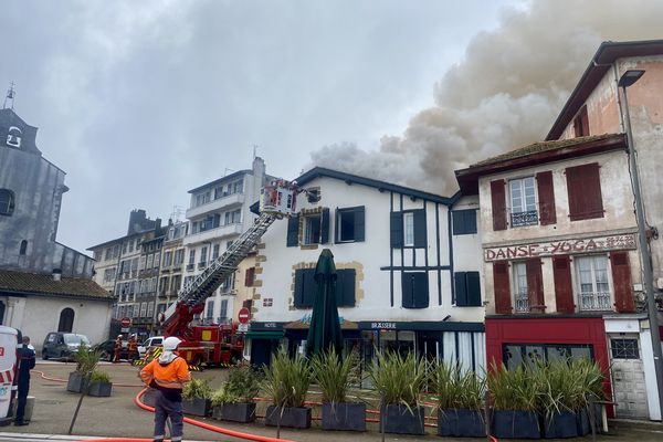 L'incendie s'est déclaré vers 11 heures, ce mercredi 25 décembre, dans un hôtel en face de la gare de Bayonne. 