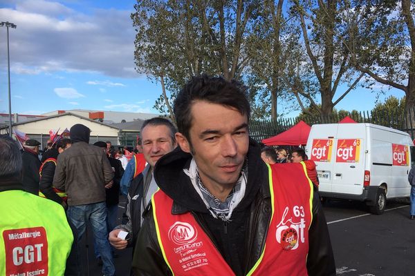 Une manifestation de soutien a eu lieu lundi 5 novembre matin devant l'AIA de Clermont-Ferrand, où Julien Pauliac est salarié.