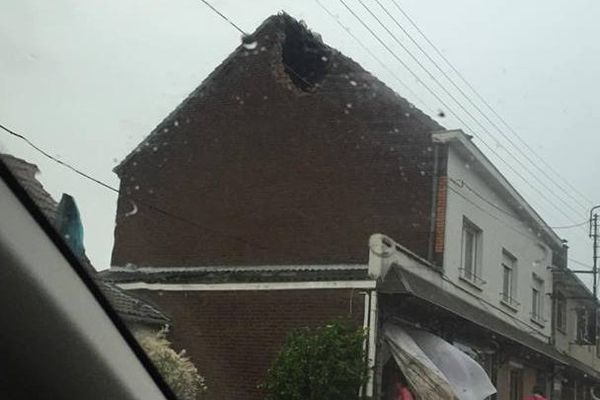 Une maison fracturée par la foudre, à Billy-Berclau (62).