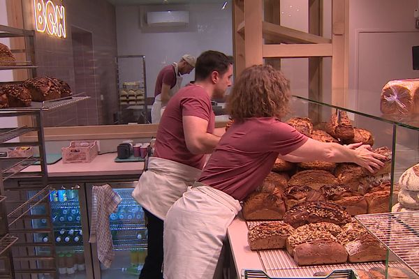 Delphine et Benjamin ont laissé leur carrière dans le commerce et le marketing pour ouvrir leur boulangerie "à l'ancienne".