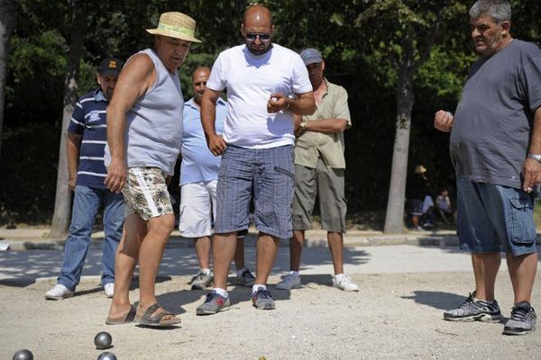 Le mondial à pétanque dans les allées du parc Borely à Marseille.