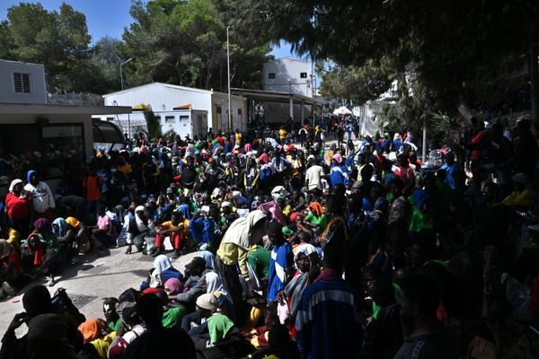 Depuis le 13 septembre dernier, l'île de Lampedusa (au large de la Sicile), est en état d'urgence maximale. Après 48 heures de débarquements en continu, les camps d'accueil ne réussissent plus à accueillir dignement les milliers de migrants.