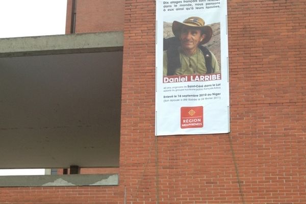 La photo de Daniel Larribe sur la façade de l'hôtel de région