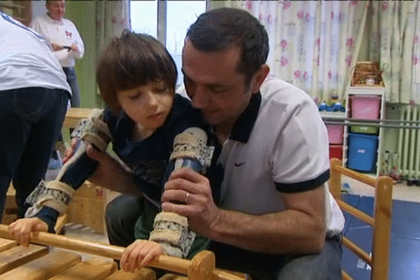 Sarah Leroux, 8 ans, est soclarisée dans un Centre d'éducation conductive ouvert à Bayeux en 2012