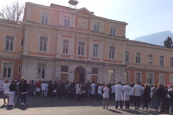 Concert De Casseroles A L Hopital Psychiatrique De Saint Egreve En Isere