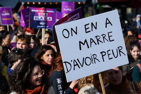 le 8 mars 2022, des milliers de manifestants ont défilé dans les rues de Paris lors de la journée internationale du droit de la femme.