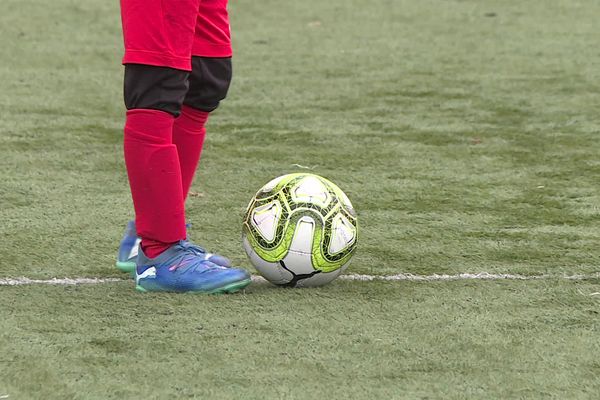 Certains parents de jeunes joueurs de football ont des comportements agressfis autour du terrain.