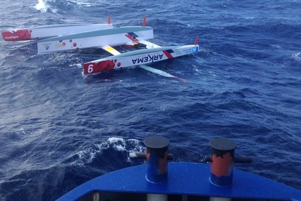 Le trimaran de Lalou Roucayrol Arkema-Région Aquitaine retourné