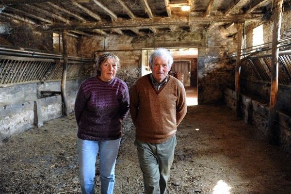 Annick et Pascal Jouin, agriculteurs à Grez-en-Bouère, photographiés au moment de la révélation de leurs analyses de sang qui ont mesuré la concentration de PCB, l'entreprise Aprochim est accusée d'avoir contaminé l'environnement et les animaux d'élevage des fermes environnantes