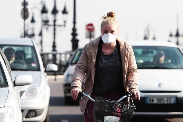 Une cycliste lors d'un pic de pollution à Bordeaux (Gironde), le 14 mars 2014. 