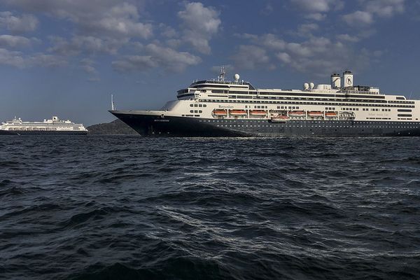 Le Zaandam (à gauche) et le Rotterdam (à droite) photographiés dans la baie du Panama, le 28 mars.