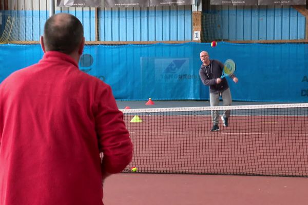 Dans le Finistère, le tennis pour prendre la maladie à revers