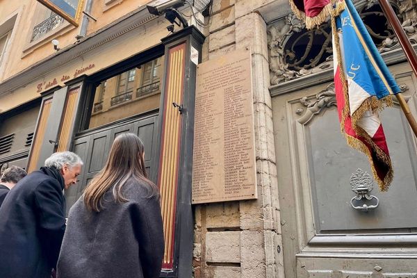 Richard Zelmati, président du CRIF Auvergne-Rhône-Alpes devant la plaque commémorant la rafle du 9 février 1943 au 12 rue Sainte-Catherine à Lyon