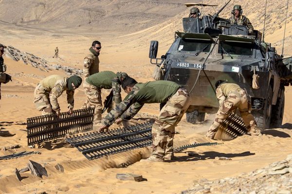 Passage difficile pour les Marsouins du RICM dans le désert du Niger.