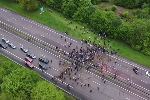 Le barrage dressé dans l'Eure sur l'A13 par des militants des "soulèvements de la Terre". Ils s'opposent à la construction du contournement Est de Rouen et alertent sur les conséquences pour la faune et la flore