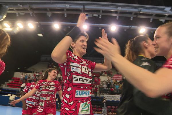 Raphaëlle Tervel (à gauche de l'image), la coach de l'ESBF, a fait ses adieux à son équipe en jouant les dernières minutes du match.