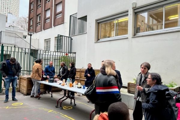 Petit café solidaire dans la cour de récréation de l'école du Clos à Paris dans le 20e arrondissement.