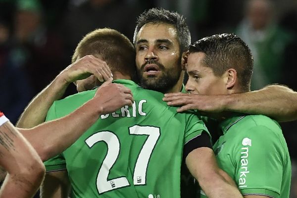 Le slovène Robert Beric (de dos) félicité par ses coéquipiers après marqué face au portier bordelais Cédric Carasso.