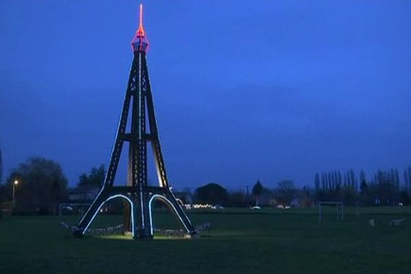 Une décoration en forme de Tour Eiffel, à Vimpelles, en Seine-et-Marne.