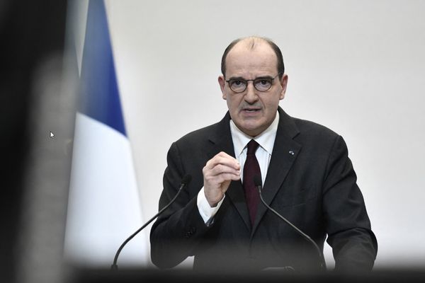  "J'ai demandé aux préfets d'engager des concertations avec les élus en vue d'envisager, dans tout ou partie de ces territoires, des mesures de freinage proches de celles mises en place à Nice et Dunkerque" cette semaine annonce le Premier ministre. Le Rhône et la Drôme sont désormais sous surveillance renforcée, et pourraient bien connaître à leur tour un confinement le week-end à partir du samedi 6 mars.
