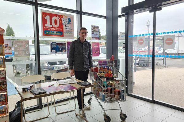 Les Jeunes insoumis grand biterrois ont organisé une collecte alimentaire pour les étudiants de l'école d'infirmiers de Béziers ce vendredi 5 et samedi 6 avril 2024. Samedi 6 avril 2024.