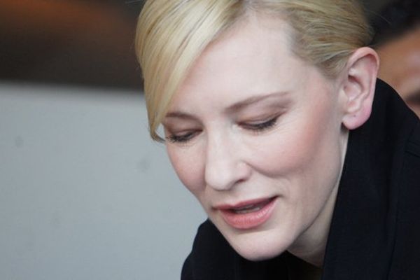 Cate Blanchett signant des autographes après sa conférence de presse à Deauville