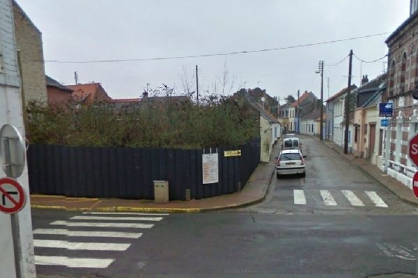 C'est sur ce terrain en friche, à l'angle des rue de la porte du pont et de la prison Jeanne d'Arc au crotoy que l'immeuble doit être construit