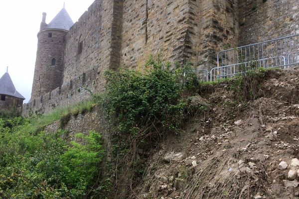 Carcassonne - un talus de la Cité médiévale s'effondre - 5 avril 2017.