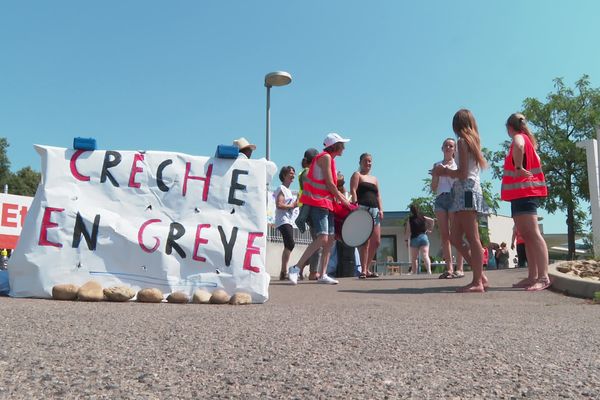 La plus grande crèche associative de l'Hérault, celle des Margeurites au Crès sera-t-elle privatisée ? La question inquiète le personnel en grève jeudi 15 juin pour dénoncer l'intention de la municipalité. Salariés et parents pointent un projet de délégation de service public. La crèche accueille aujourd'hui plus de soixante dix enfants.