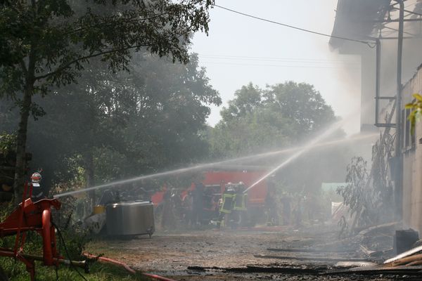 Fourrage, matériel agricole et cuve de fioul : tout a été détruit dans l'incendie.